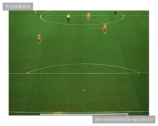 门将门前补救飞身拦截确保零失球：足球场上的守护神